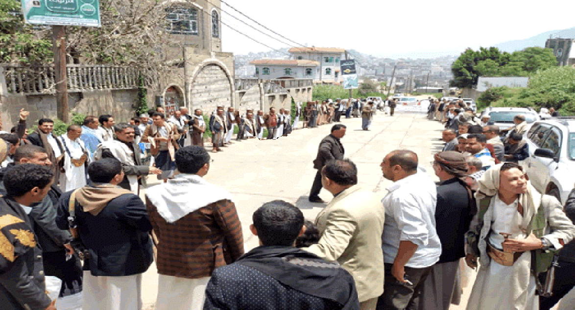 موظفو الأشغال والنظافة بإب يستنكرون القرصنة البحرية