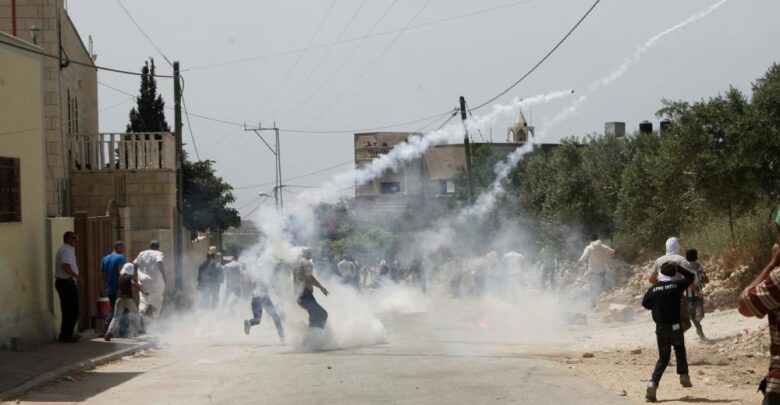 إصابة عدة فلسطينيين بالاختناق في تصدٍ للمستوطنين جنوب نابلس