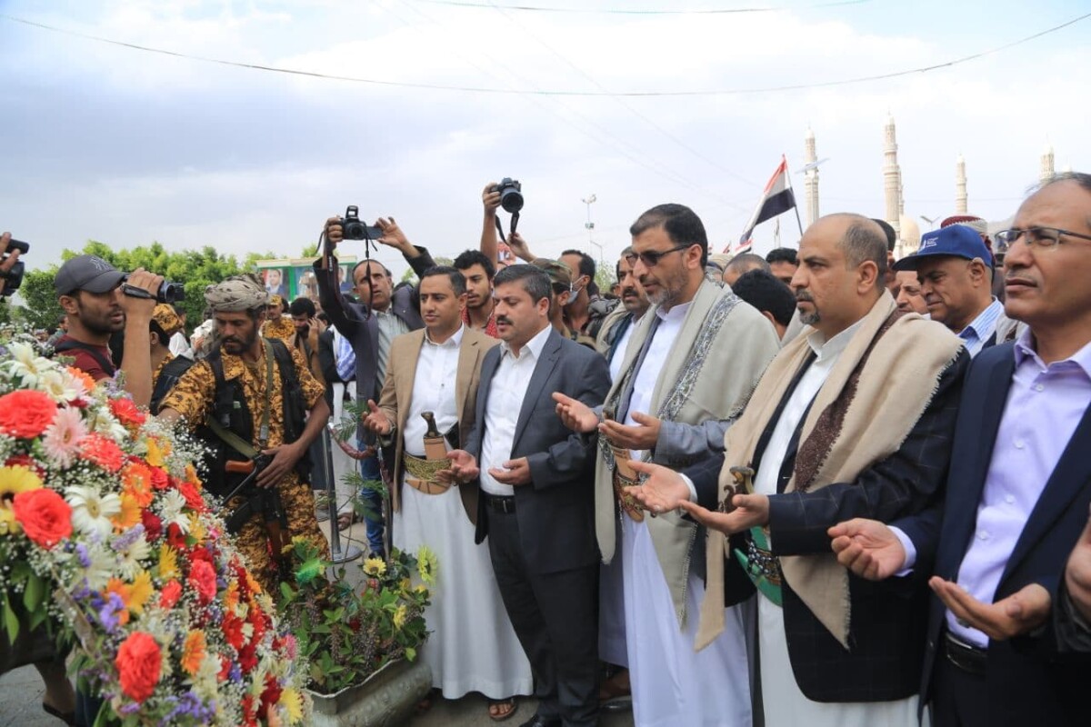 وزير الاتصالات يضع إكليلا من الزهور على ضريح الرئيس الشهيد الصماد