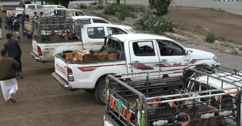 أبناء حزم العدين بإب يسيرون قافلة مالية وغذائية دعماً للمرابطين في الجبهات