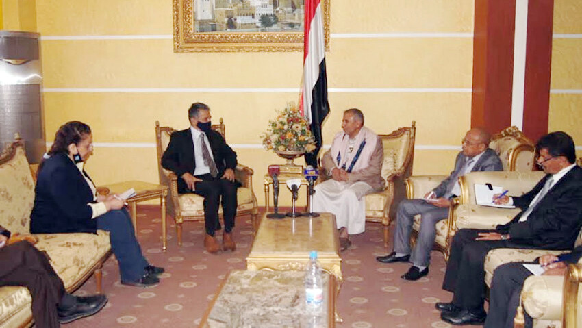 وزير النقل يناقش تداعيات استمرار الحصار مع رئيس بعثة الأمم المتحدة لدعم اتفاق الحديدة